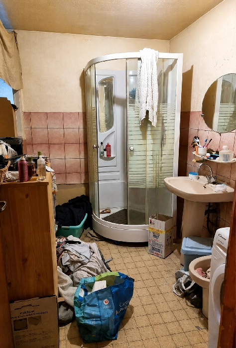 Salle de bain avant rénovation complète à Vira, Ariège
