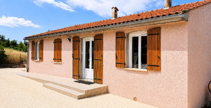 Façade de maison après ravalement avec finition semi-écrasée à Villebrumier dans le Tarn-et-Garonne