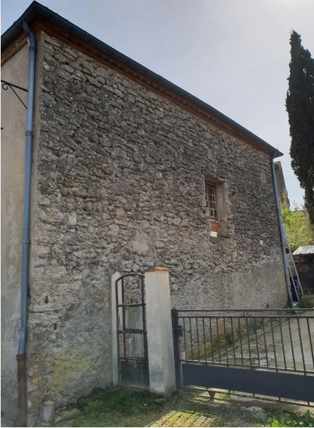 Façade arrière de la maison avant ravalement à Vira en Ariège