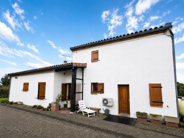Façade de maison après travaux de peinture thermique — Les Cresses, Villespy, dans l'Aude