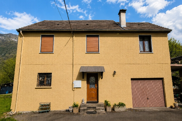 Façade après application d'une peinture thermique à Saint-Béat en Haute-Garonne
