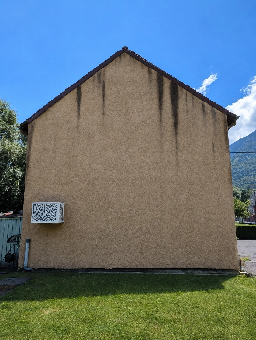Façade avant traitement hydrofuge coloré à Saint-Béat-Lez en Haute-Garonne