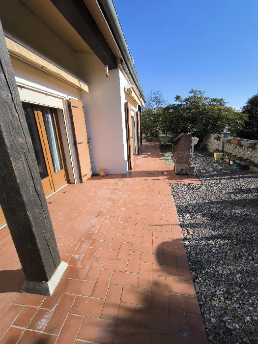 Terrasse extérieure avant rénovation — Les Cresses, Villespy, dans l'Aude