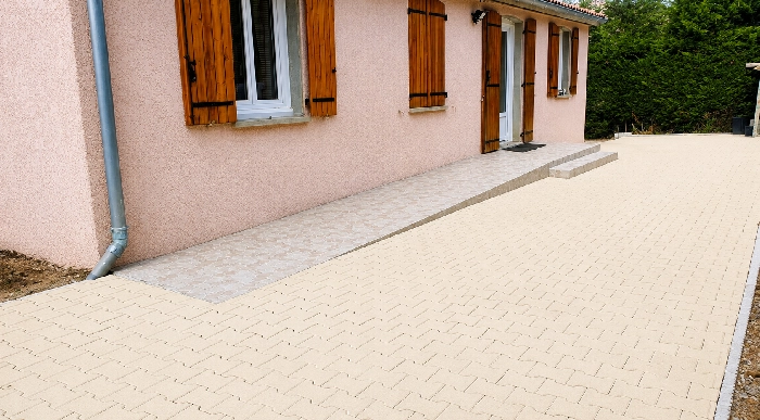 Aménagement extérieur de cour en pavés autobloquants à Villebrumier